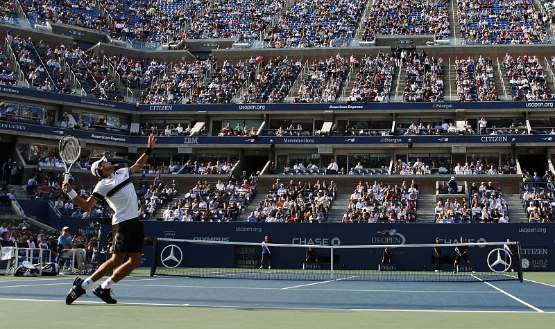 Djokovic realiza un saque ante la grada repleta de la pista Arthur Ashe de Nueva York.