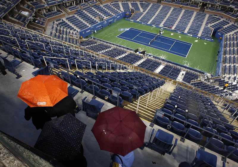 Las gradas del Arthur Ashe Stadium se vaciaron rápidamente, porque las previsiones anunciaban tormentas durante más de una hora.