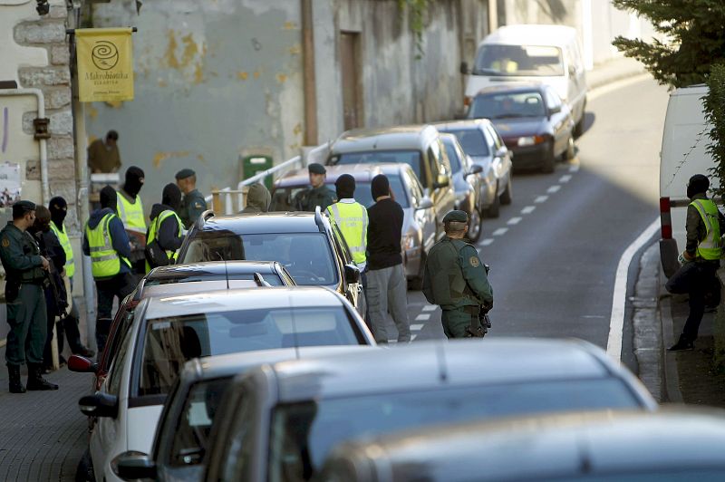 Agentes de la Guardia Civil, durante el registro en la calle Intxaurrondo de San Sebastián
