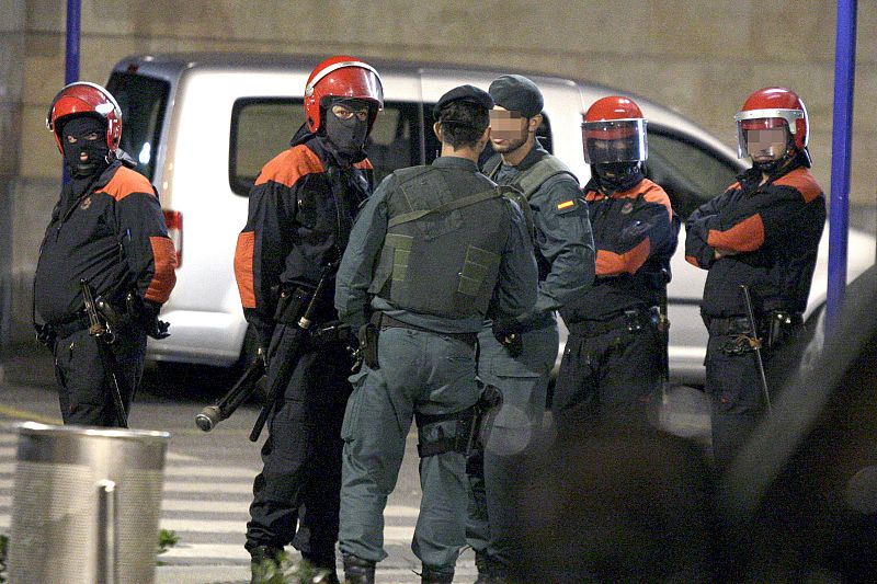 Efectivos de la Guardia Civil y de la Ertzaintza, cerca del domicilio de Erika Bilbao en Erandio (Vizcaya)