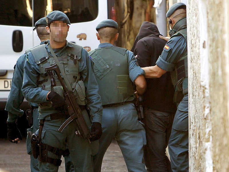 Trasladan a uno de los detenidos tras registrar su domicilio