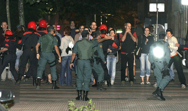 Efectivos de la Guardia Civil y de la Ertzaintza intentan alejar a familiares y amigos de Erika Bilbao del domicilio de la detenida