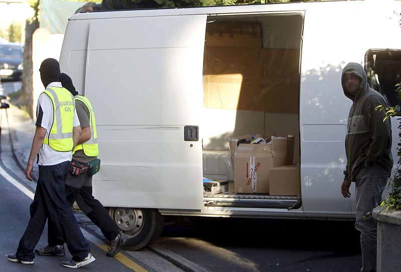 Varios guardias civiles, tras cargar en un vehículo material intervenido en el registro de la herriko taberna Zulo Zahar