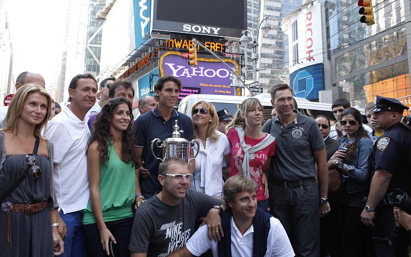 Su novia, Xisca, y su familia tampoco quisieron perderse el histórico momento de gloria de Rafa