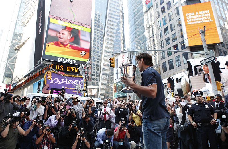 Rafa Nadal se dio un baño de masas en Times Square un día después de ganar el US Open.
