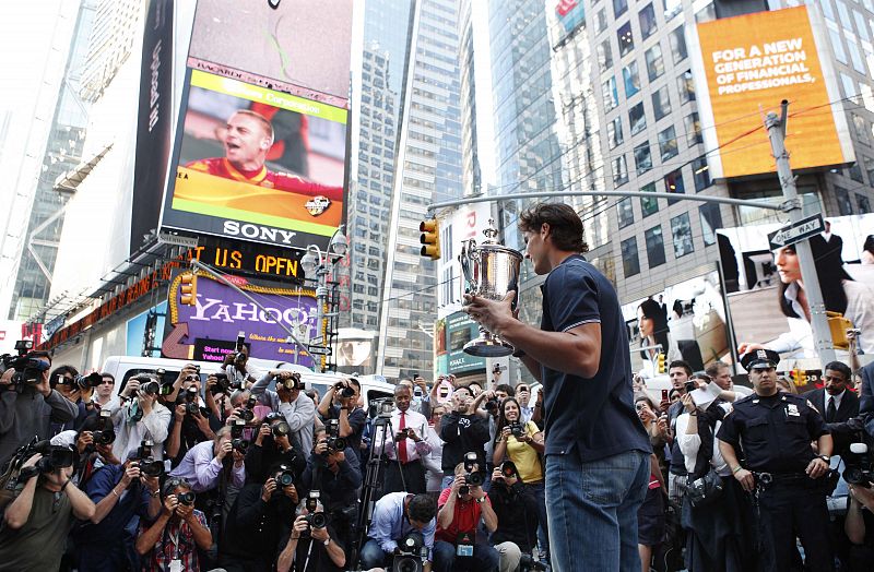 Rafa Nadal se dio un baño de masas en Times Square un día después de ganar el US Open.