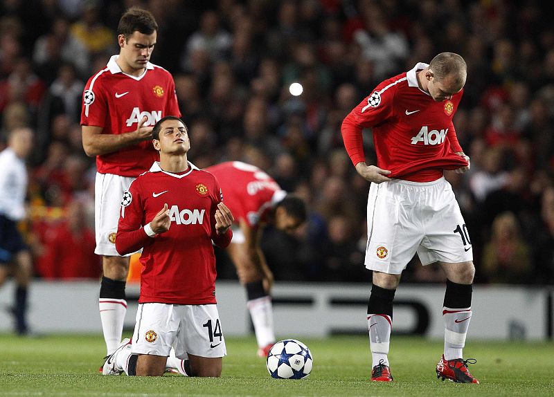Diferentes formas de preparar los minutos previos en el Manchester United. Hernández reza, mientras Gibson y Rooney miran al suelo.