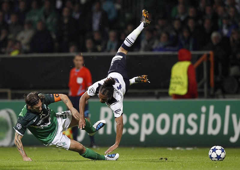 Assou-Ekotto, del Tottenham, recibe la entrada de Frings, del Werder Bremen