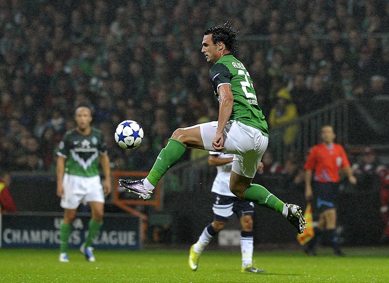 Control de balón en suspensión de Almeida, del Werder Bremen