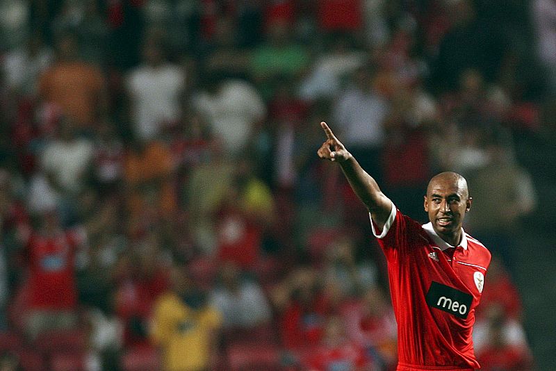 El jugador del Benfica, Luisao, celebra el gol conseguido ante el Hapoel de Tel Aviv, d