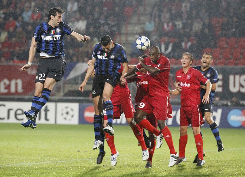 Milito marca un gol para el Inter de Milán contra el Twente holandés.