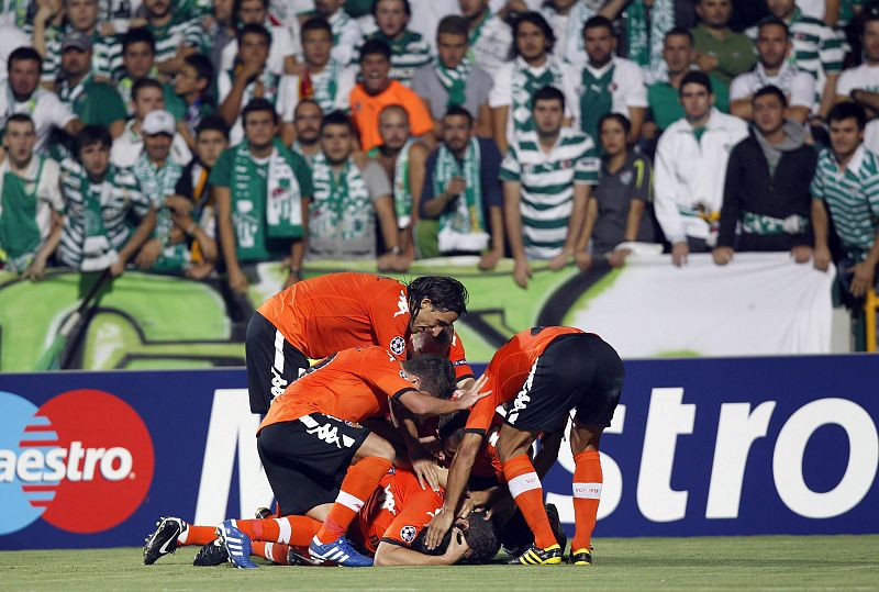 Los jugadores del Valencia celebraron la primera victoria en su vuelta a la Champions League.