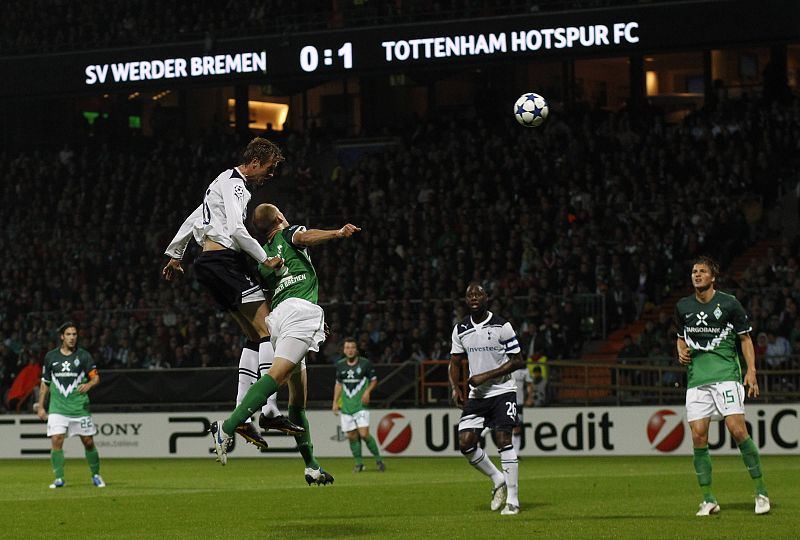 El delantero inglés del Tottenham Peter Crouch marcó con un elevado cabezazo en el estadio del Werder Bremen.