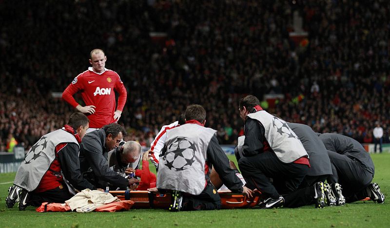 Antonio Valencia tuvo que ser atendido por los médicos en el partido disputado en Old Trafford.