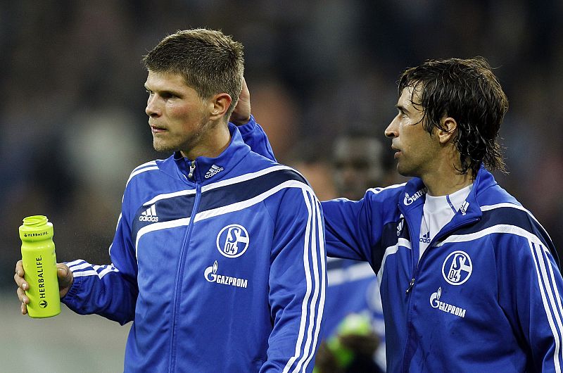 Los ex madridistas Huntelaar y Raúl, en el Schalke, lamentan la derrota de su equipo, el Schalke 04.