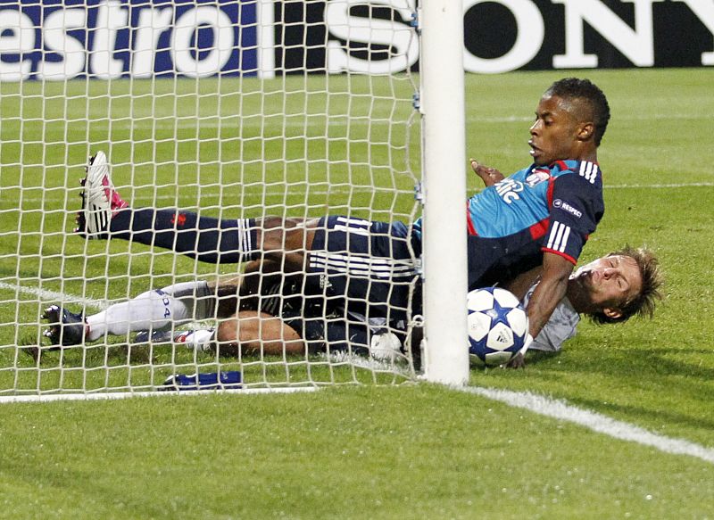 El defensa del Olympique de Lyon Michel Bastos fue el autor del gol del equipo francés ante el Schalke 04.