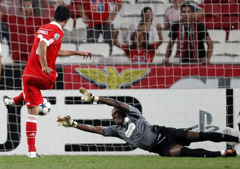 Cardoso marca gol para el Benfica portugués ante el internacional nigeriano Enyeama, del Hapoel de Tel Aviv.