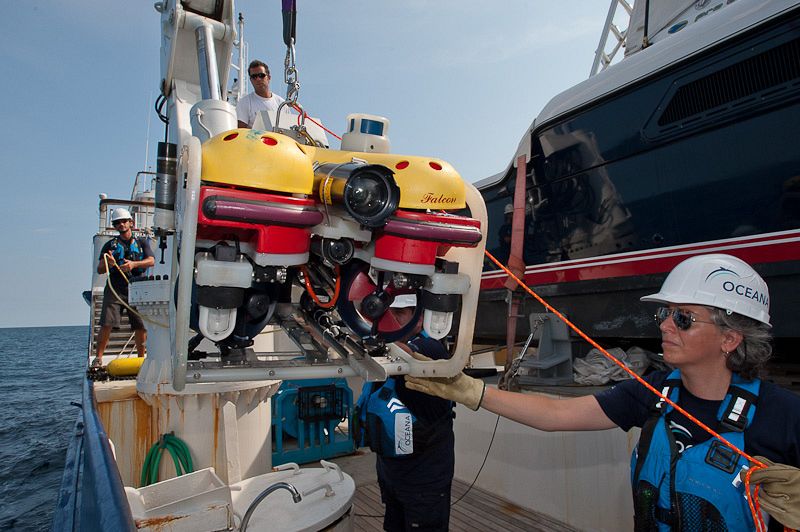 Miembros de OCEANA junto al robot submarino