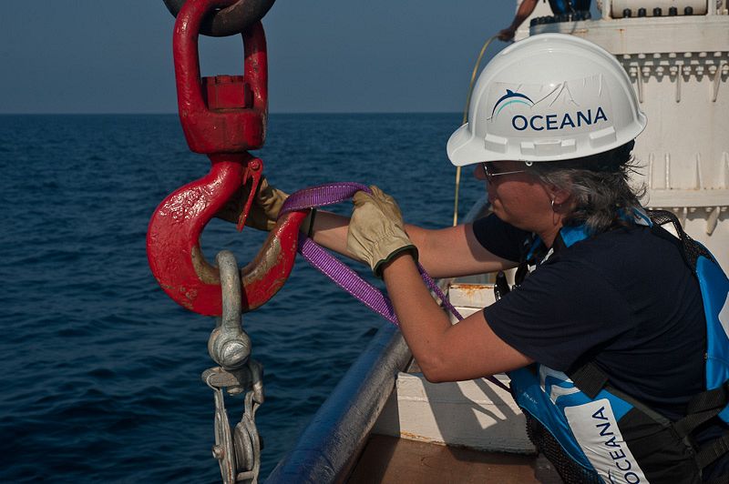 La grúa con la que introducían el robot submarino en el agua