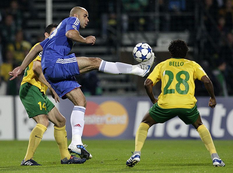 Chelsea's Alex controls the ball between Zilina's Bello and Oravec during their Champions League soccer match in Zilina