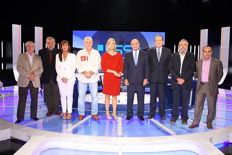 De izquierda a derecha: Fernández Toxo (CC.OO.), Granado (PSOE), Sánchez Camacho (PP), Cayo Lara (IU), Maria Casado (presentadora), Díaz Ferrán (CEOE), Jesús Terciado (Cepyme), Cándido Méndez (UGT) y Campuzano (CiU)