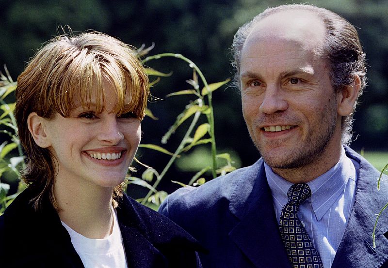 Julia Roberts y John Malkovich, en un descnaso en el rodaje de 'Mary Reilly' (1996)