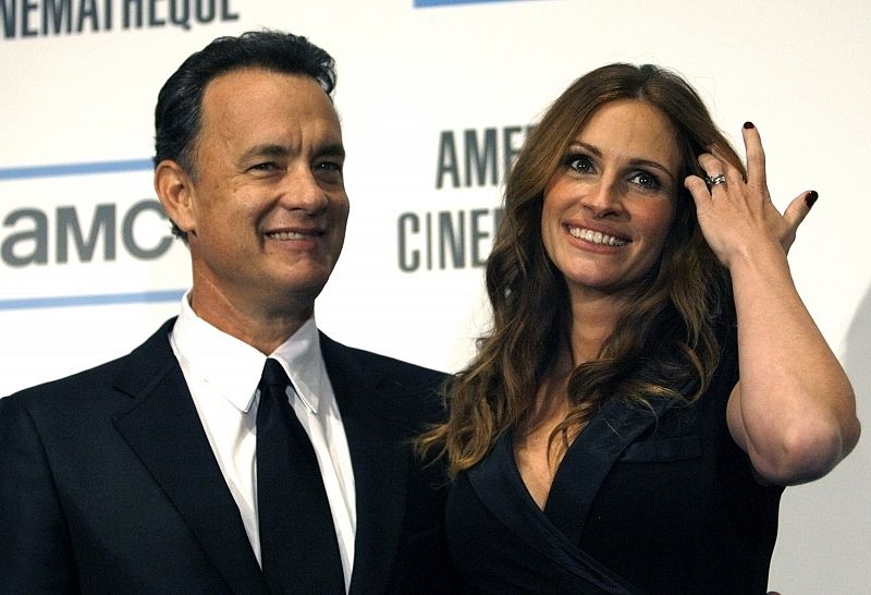 Julia Roberts sonríe junto a Tom Hanks en una entrega de premios en 2007