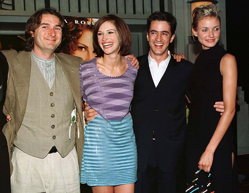 Julia Roberts con el reparto de 'La boda de mi mejor amigo' (1997)