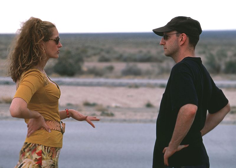 Julia Roberts y Steven Soderbergh en el rodaje de 'Erin Brokovich'