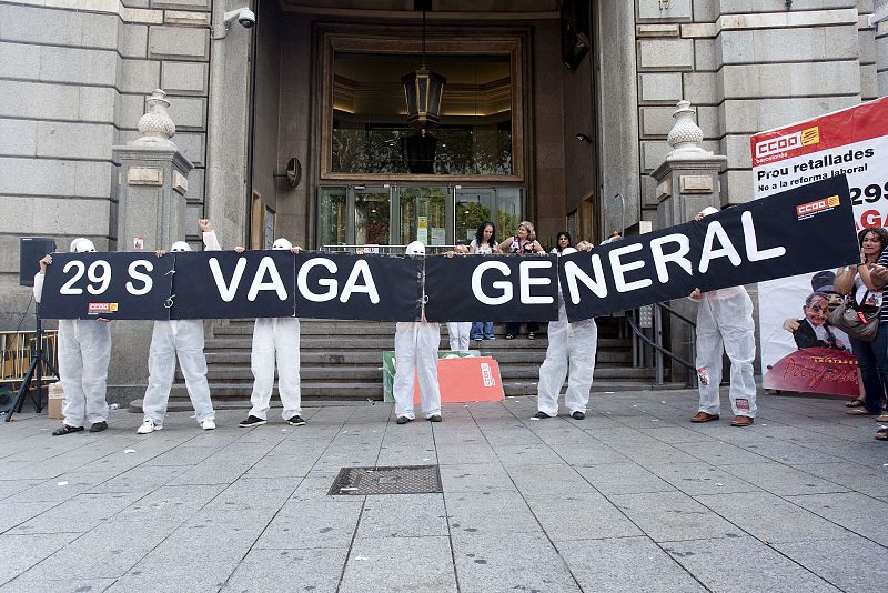 SINDICALISTAS DESPLEGAN PANCARTA ANTE SEDE BANCO ESPAÑA A FAVOR DE LA HUELGA GENERAL