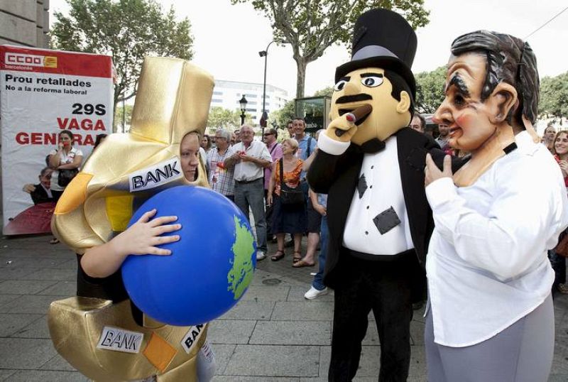 SINDICALISTAS DESPLEGAN PANCARTA ANTE SEDE BANCO ESPAÑA A FAVOR DE LA HUELGA GENERAL