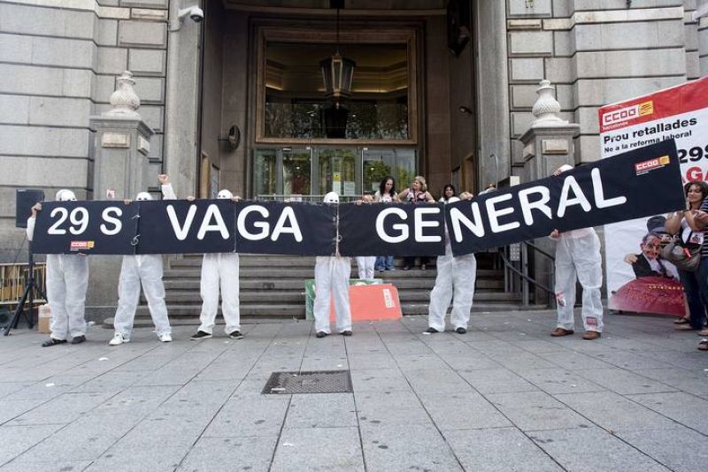 SINDICALISTAS DESPLEGAN PANCARTA ANTE SEDE BANCO ESPAÑA A FAVOR DE LA HUELGA GENERAL