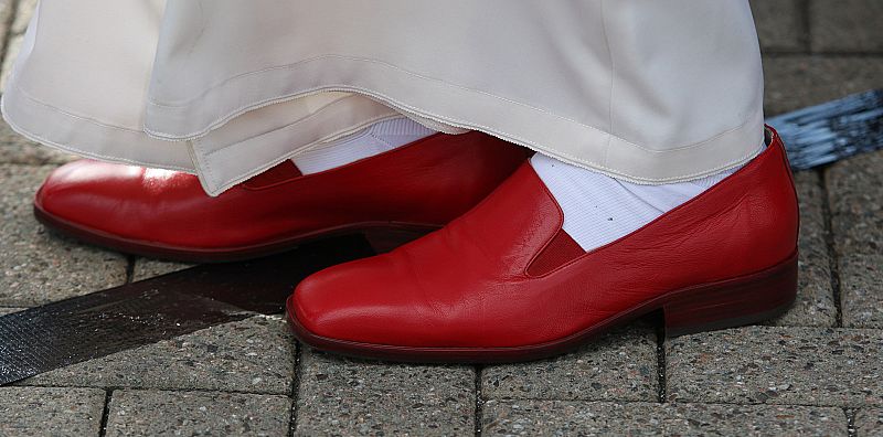 Así son los zapatos de Benedicto XVI