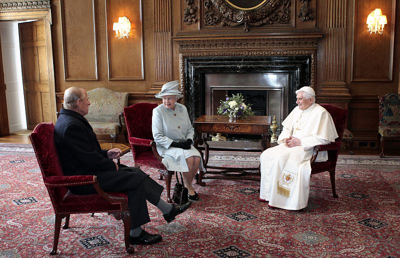 La Reina y el príncipe Philip, durante su audiencia con el Papa en el Palacio de Edimburgo