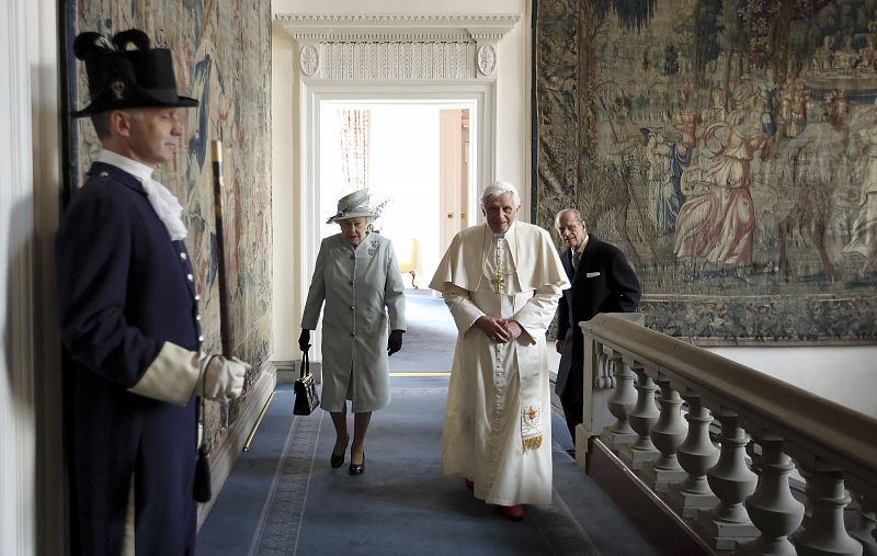 La reina de Inglaterra y Benedicto XVI caminan juntos en el palacio de Holyrood en Edimburgo