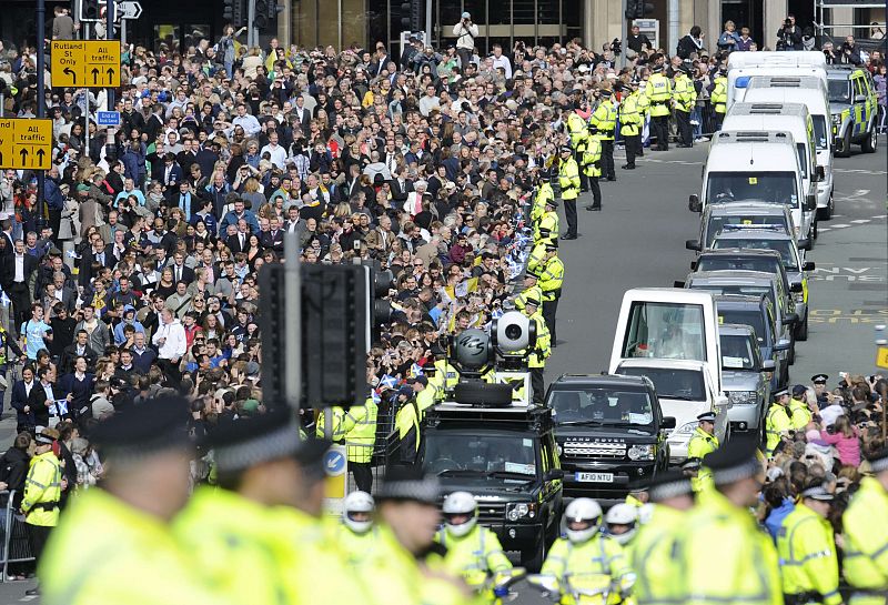 La multitud saluda al Papa durante su paseo en el coche oficial por las calles de Edimburgo