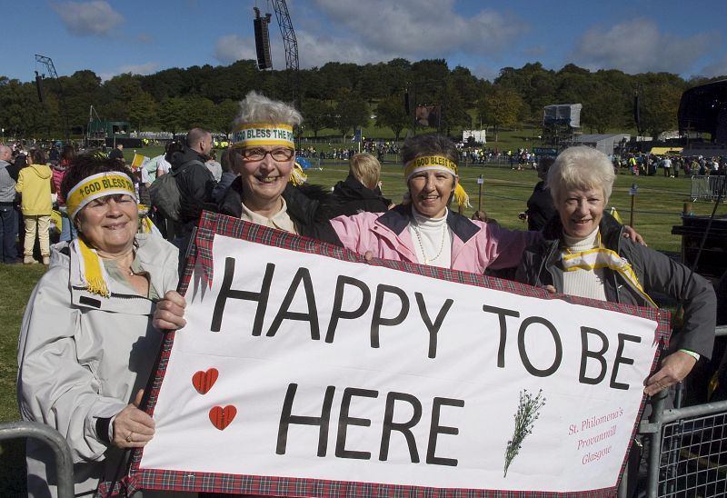 Trabajadores en el parque de Bellahouston eb Glasgow para asistir a una misa multitudinaria que oficiará el papa Benedicto XVI en Glasgow