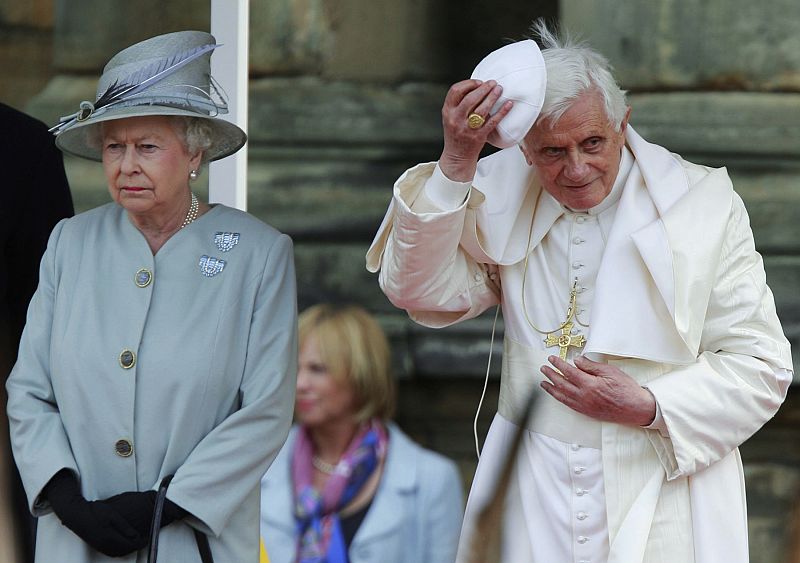 La Reina y el Papa ante la guardia de honor en el Palacio