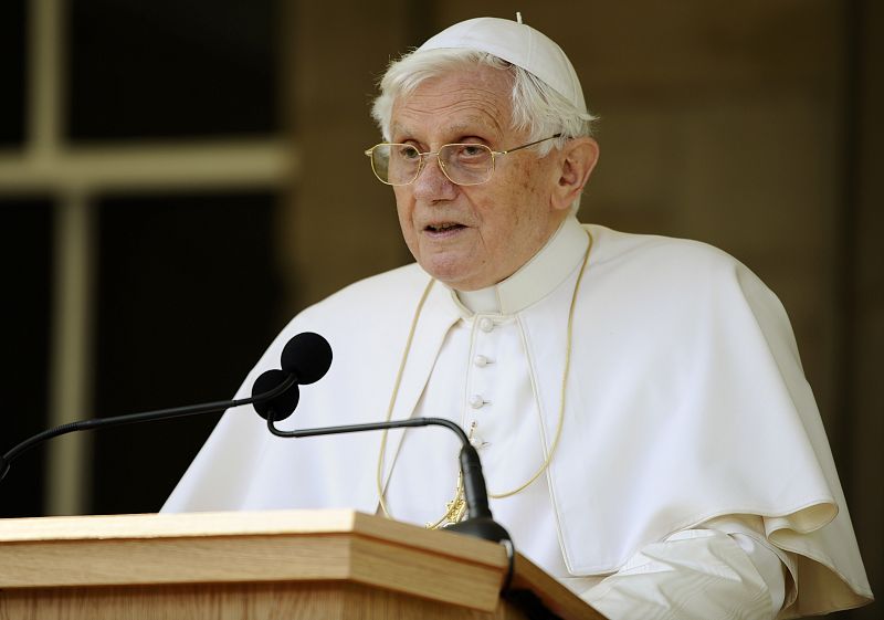 Benedicto XVI durante su discurso a las multitudes que se en contraban en los jardines del Palacio de Edimburgo