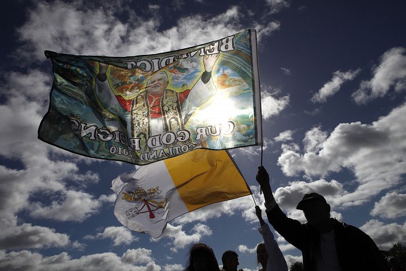 Varias personas han querido estar presentes en la ceremonia con banderas de este estilo