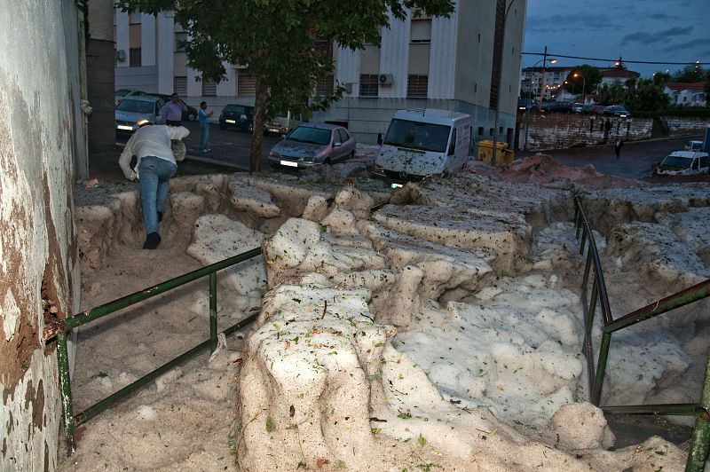 Así ha amanecido San Blas, una de las zonas de Cáceres más afectadas por la tormenta que ha colapsado la ciudad