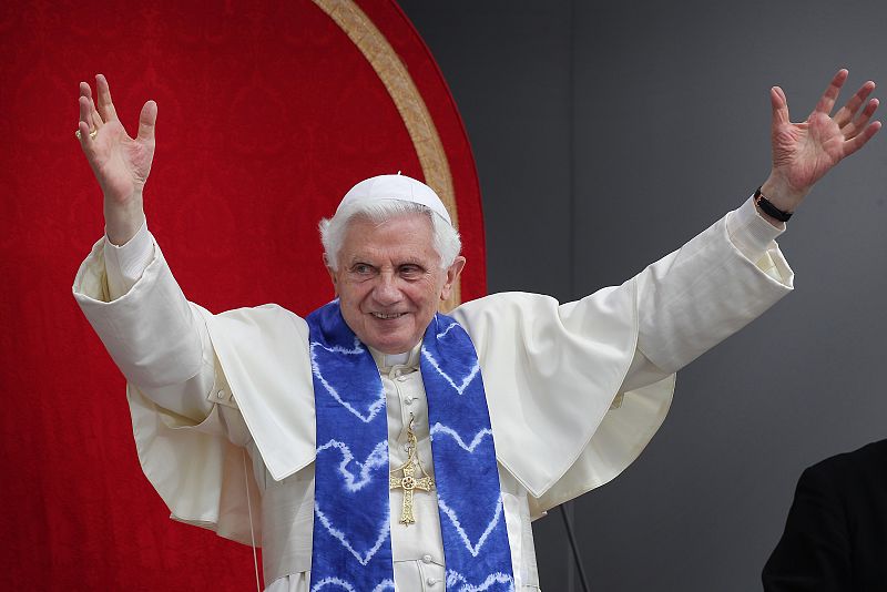 Benedicto XVI saluda a los niños que estaban en el colegio junto a la Universidad de Santa María