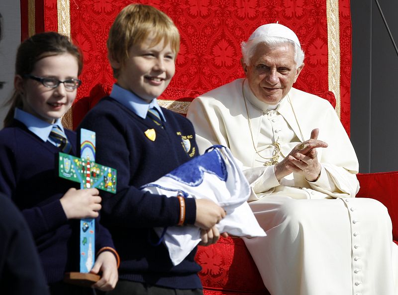 El Papa junto a varios de los niños que han participado en su homilía en la Universidad