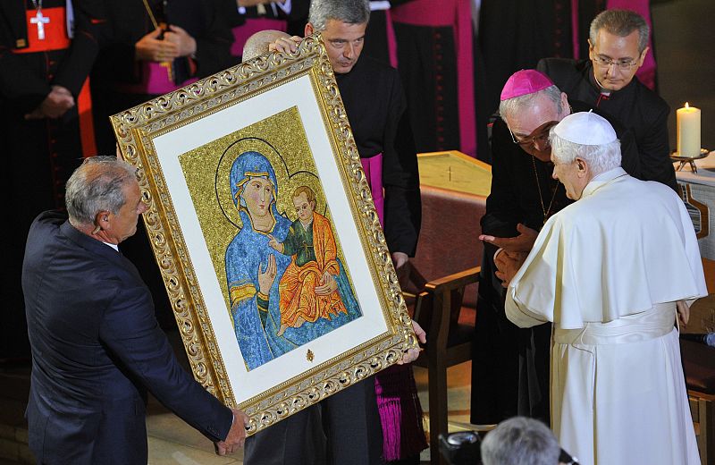 Benedicto XVI observa una de las pinturas religiosas  antes de su intervención