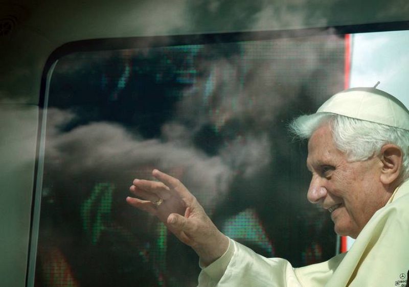 Benedicto XVI saluda a los niños que estaban en el colegio junto a la Universidad de Santa María 