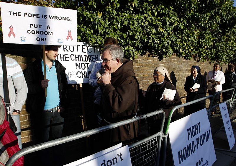 Un grupo de personas espeaban al Papa a su llegada a la Universidad con pancartas de protesta