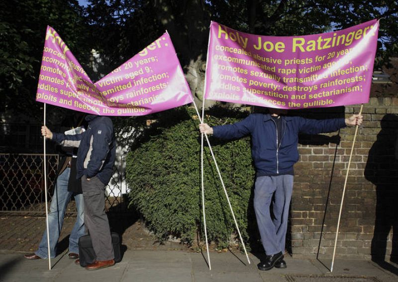 Más manifestantes esperaban al Papa para mostrarle su decontento con algunas de sus políticas 