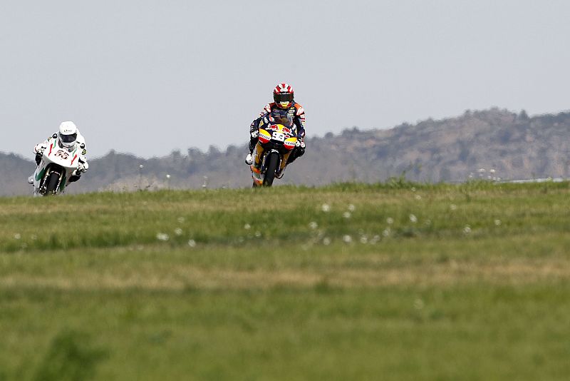 El piloto de 125cc Marc Márquez parece estar rodando sobre una pradera.