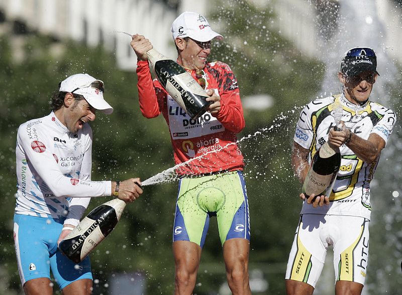 Los ciclistas Vincenzo Nibali, Ezequiel Mosquera y Peters Velits celebran el podio de La Vuelta'10.