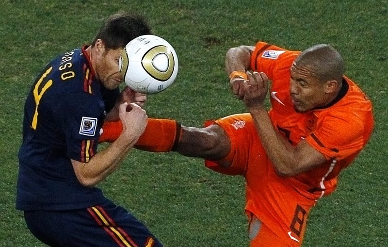 El jugador de la selección de Holanda, De Jong, dio una patada en el pecho al jugador de España, Xavi Alonso, en la final del Mundial de Sudáfrica 2010 (III).